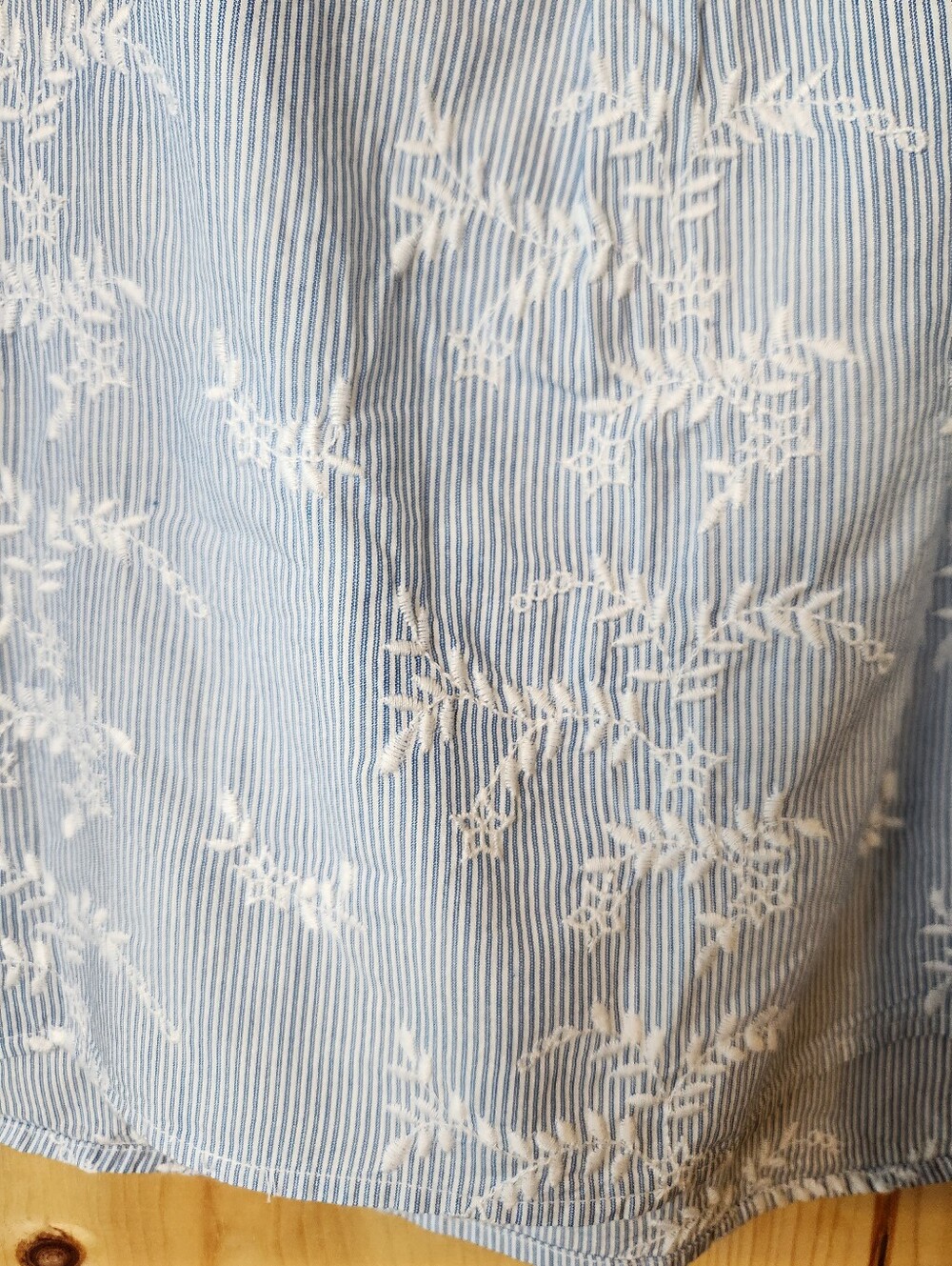 Crown & Ivy Blue/White Icon Textured 1/4 Button Sleeveless Peasant Blouse NWT - Picture 6 of 13